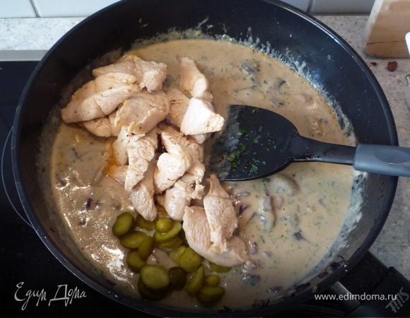 Огурцы мелко нарезать, вместе с индейкой добавить в соус, перемешать.