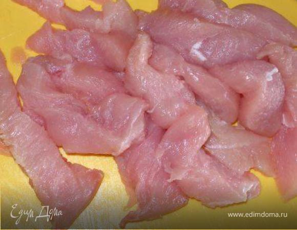 Куриное филе порезать полосками (или просто небольшими кусочками), посолить. Добавить к оаощам и оставить тушиться, пока оно не побелеет.
