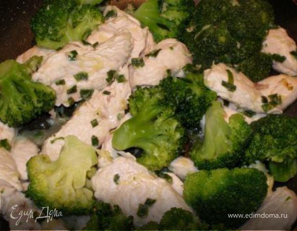 Добавить брокколи, готовить 2-3 мин. 