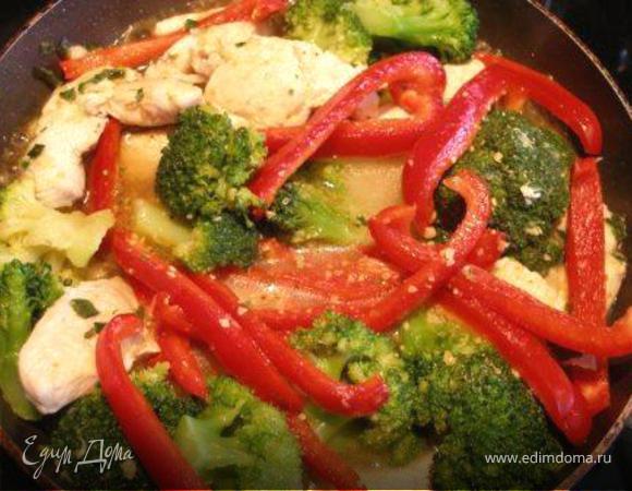 В 2/3 стакана воды развести крахмал и влить его в сотэ. Посолить. Тушить, пока соус слегка не загустеет.
