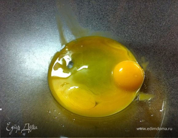 разделяем желтки от белков, и желтки добавляем сахар или сахарную пудру и долго взбиваем, до белого цвета