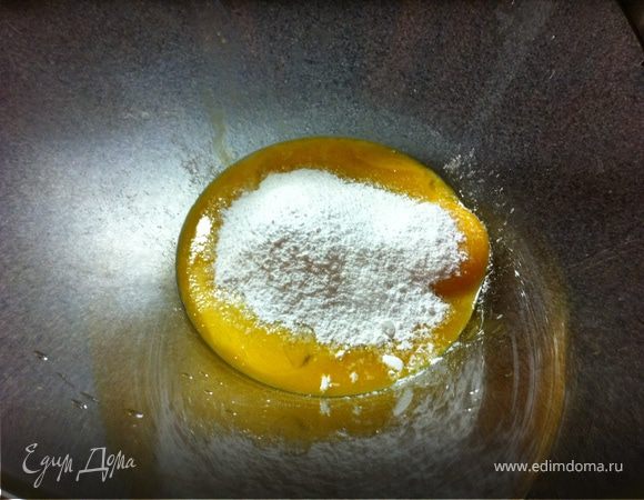 можете взбивать миксером, а можно и руками. добавлять пудру стоит постепенно.