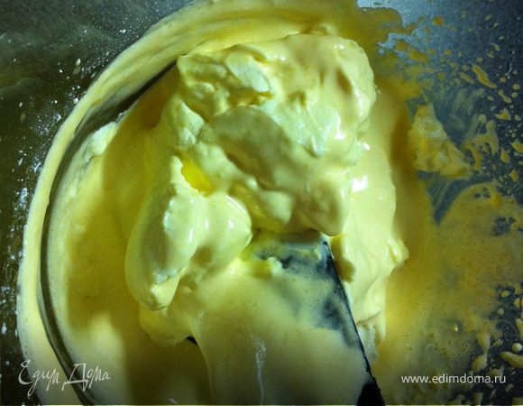 медленно и аккуратно вмешивайте сыр, надо избавится это всех комочков.