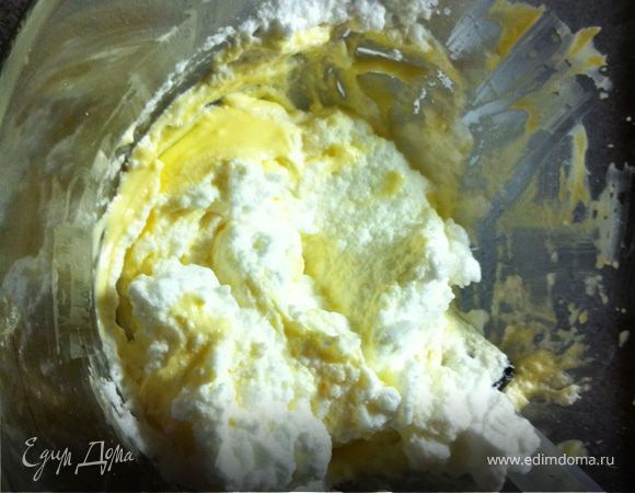 медленно соединяйте, лучше всего использовать удобную емкость, и силиконовую лопатку.