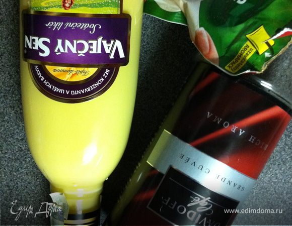 на этом этапе тирамису приобретает не обычный вкус, все потому-что я в кофе добавляю, хорошую ложку корицы, и яичный ликер. благодаря корице вкус будет не передаваемый, а ликер сделает десерт более не обычным!
в кофе стоит опускать печенье на пару секунд, лучше это сделать в глубокой тарелке