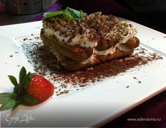 а есть более сложный, если вы планируете сделать его прекрасным тортиком и не хотите использовать емкости, тогда стоит уменьшить рецепт на один жеток и добавить один белок, крем будет немного  лучше держать форму.
вот вообщем-то и все!
украсить просто свежая клубника, мята, и хороший черный, немного горький, шоколад!
спасибо, приятного аппетита :)