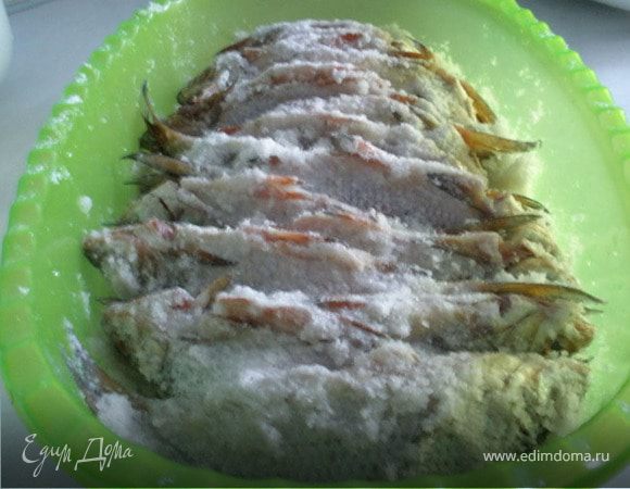 Укладываем рыбку спинкой вниз, хорошо пересыпая солью, пока вся рыбка не закончится.