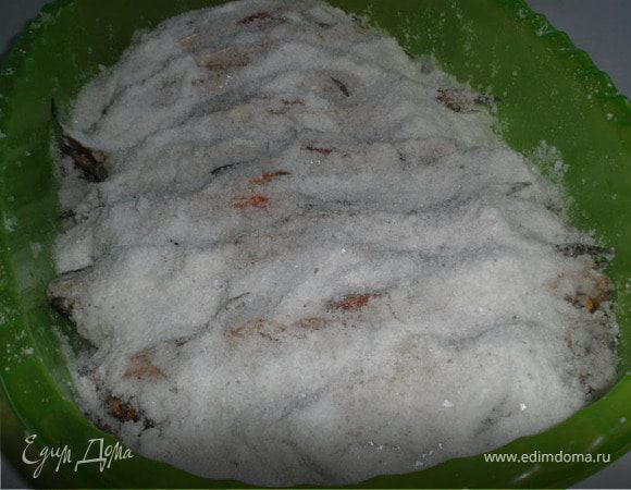 Сверху хорошо засыпаем солью и ставим в холодильник на 3 дня, забываем про нее. Если у Вас много рыбки, то можно солить в кастрюле, укладывая рыбу слоями и пересыпая солью, но тогда на верх нужно поставить тарелочку и груз.