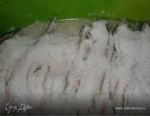 Через 3 дня достаем, промываем от соли, можно еще вымочить от 30 минут до 1 часу, но я этого не делаю. Если вдруг забыли на долго про рыбку, скажем на неделю, то не переживайте, вымочите ее 2-3 часа в воде.