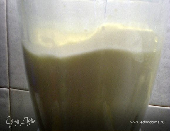 Взбить в блендере сгущенное молоко,яйца и молоко до однородности.