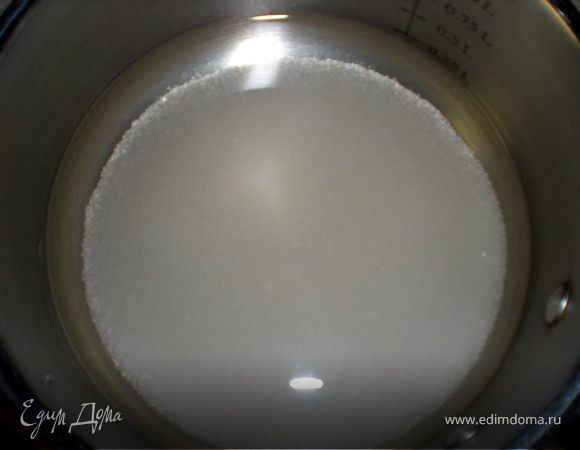 Варим карамель:
В кастрюлю влить воду и засыпать сахар.Варить на слабом огне до золотистого цвета.Не мешать!