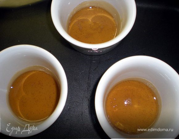 В порционные формочки влить по 2 столовые ложки карамели.