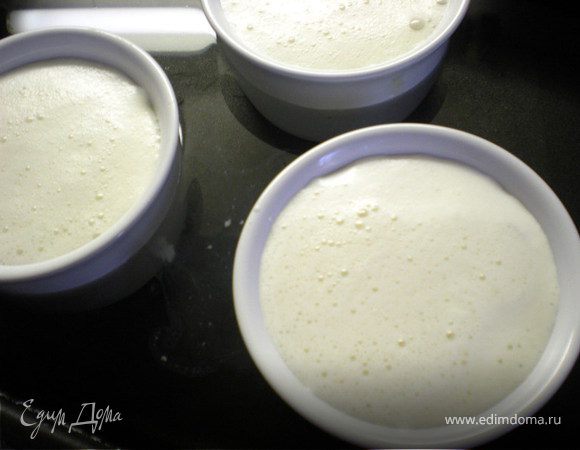 На карамель вылить молочно-яичную смесь.Формочки поставить в глубокий противень и налить воду на 1/3 от высоты формочек.Запекать около 50 мин.при 170-180 гр.