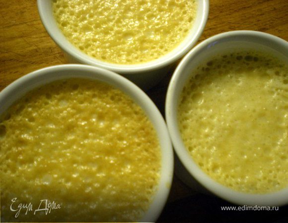 Формочки с фланом остудить и поставить на 1 час в холодильник.