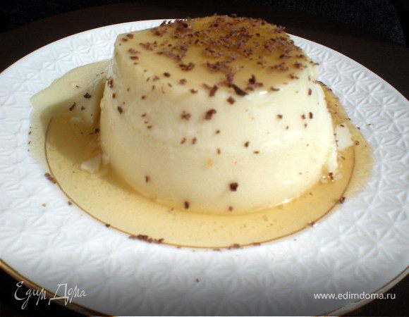 При подачи формочку с фланом аккуратно перевернуть на тарелку,чтобы карамель оказалась сверху.