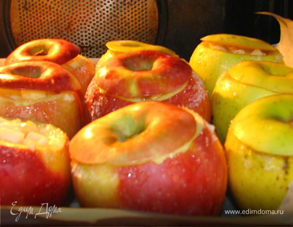 Режим мелко нашу мякоть,которую извлекли из яблока. Также нарезаем изюм(перед этим "замочить" его в коньяке) и курагу.
Смешиваем все это все  и добавляем немного ванили, корицу.
Заполняем наши горшочки, перед этим на дно яблочек положим немного сливочного масла. Сверху все поливаем медом и немного коньяка.Накрываем "яблочными крышечками" и отправляем в духовку.