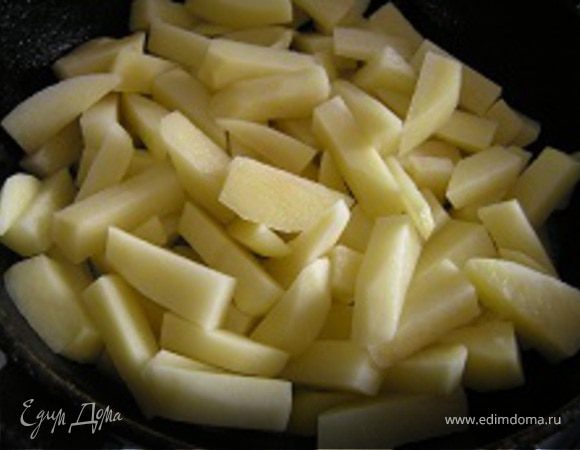 Картофель нарезать брусочками, обжарить на растительном масле до полуготовности, присолить.