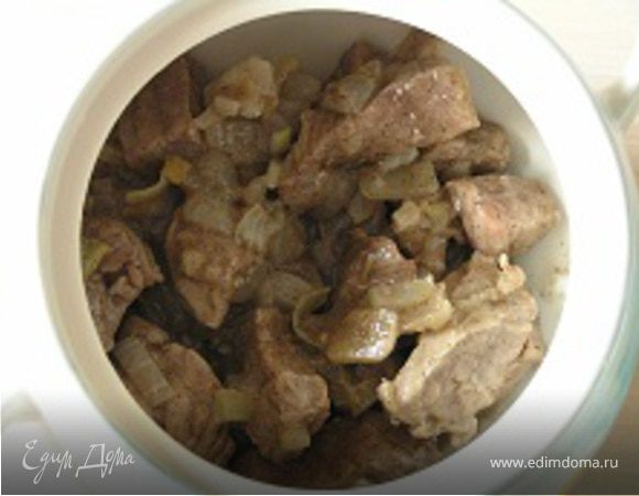 На дно горшочков выложить мясо.