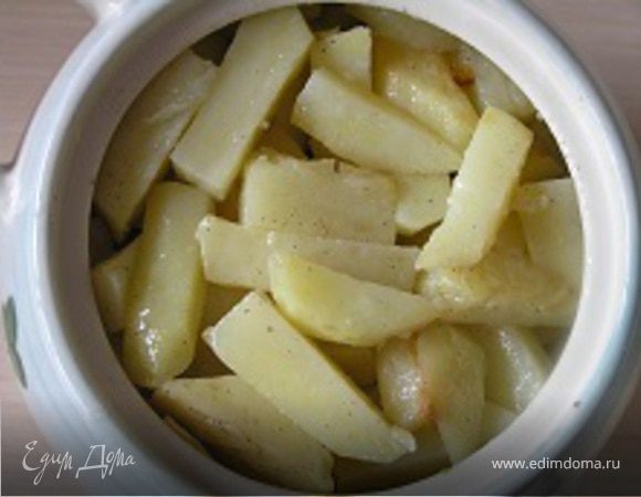 Сверху выложить обжаренный картофель. Можно залить небольшим количеством бульона. Горшочки накрыть крышками и поставить в не разогретую духовку. Установить температуру 200*С и тушить 1-1,5 часа до мягкости мяса. Перед подачей посыпать укропом.