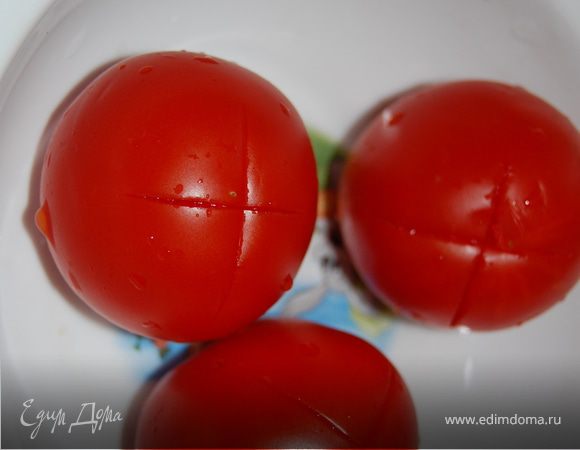 Томаты освобождаем от шкурки всем известным способом – путем ошпаривания. 