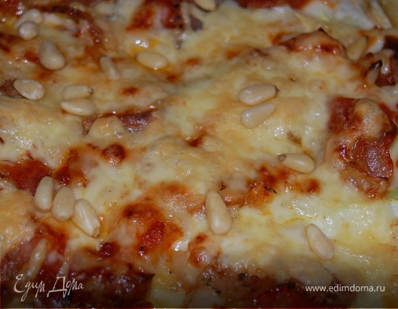 Еще минут через 10-15 я натерла сыр на крупной терке, засыпала наш пирог сверху.
Когда наш сыр зарумянился и пирог уже готов я посыпала сверху кедровыми орешками и оставила на пару-тройку минут в духовку, которая уже была выключена.

