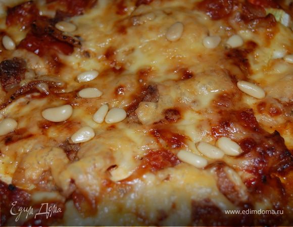 Достаем, остужаем и вынимаем из формы. Если вы хотите есть этот пирог горячим, что весьма логично, то можно порезать рям в форме на кусочки и подавать к столу! Всем приятного апетита!