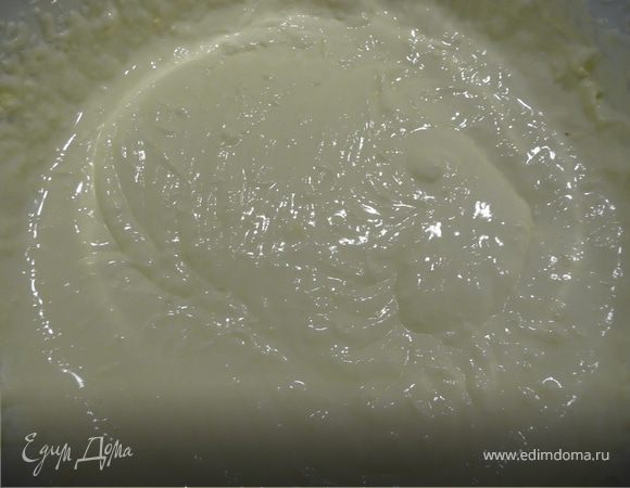 Сметану взбиваем с оставшимся сахаром около 10 минут, добавляем в масляный крем. 