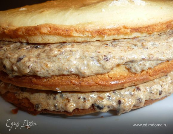 Очень обильно смазываем все коржи, включая верхний, получившимся кремом. 