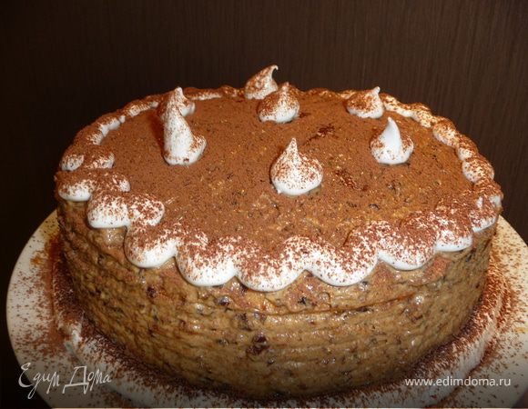 Также хорошо обмазываем края, бока, заполняя все пустоты. Даем постоять минут 20-30. Затем взбиваем белки до бела в тугую пену, как на безе, добавляем лимонный сок и продолжаем взбивать до блеска, затем высыпаем сахарную пудру и взбиваем до тугого состояния еще минут 5-10. Заполняем кондитерский мешок получившейся массой и украшаем торт на свое усмотрение. 