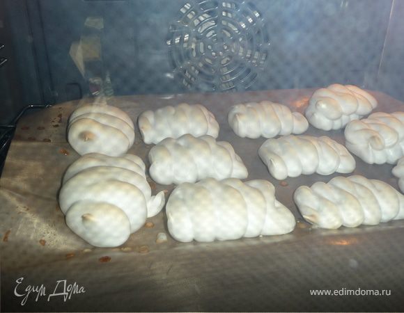 Так как украшатель из меня, к сожалению, никакой (Совсем, к сожалению, никакой - не судите строго), то сделала самое элементарное, присыпав через ситечко какао, а из оставшейся заготовки под безе, по сути, сделала еще 11 безешек как раз, как и обещала, по секрету Sinderella http://www.edimdoma.ru/recipes/24159