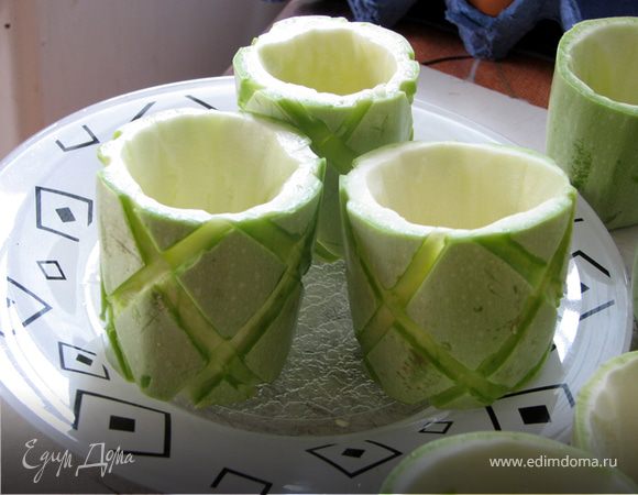 Резрезаем кабачок поперек на 3-4 части, в зависимости от длины кабачка. Вырезаем из каждого кусочка мякоть,  оставляя донышко. У нас получились емкости с тонкими стеночками.  ОТправляем их в разогретую духовку мин на 5-10. Затем достаем и пусть "ждут начинки"=)