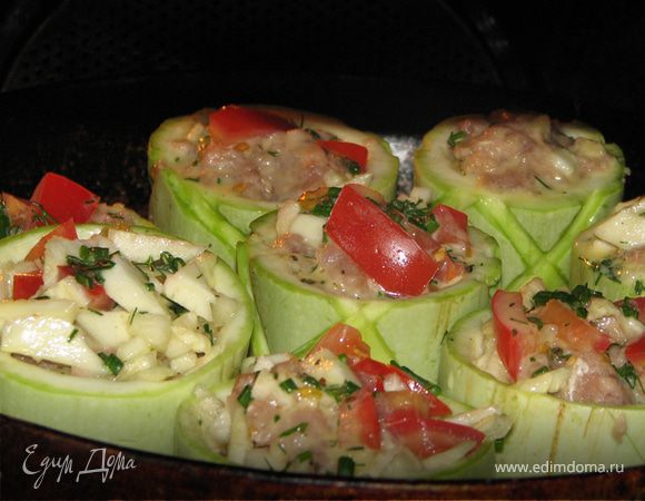 Каждый кусочек кабачка слегка посолить внутри и наполнить нашими начинками: порезанная мякоть кабачка, грибы, полить соусом, фарш, помидоры и заливаем соусом. Отправляем в духовку. Запекать на 180С приблизительно минут 30-35. За 3 минуты до готовности посыпать кабачки тертым твердым сыром. 