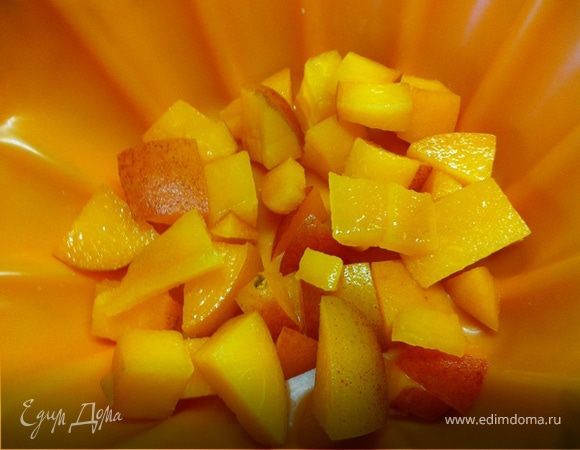 Персики мелко порезать. Часть положить на дно формы, остальные добавить к рисово-творожной массе.