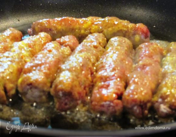 Обмакиваем во взбитом яйце, и выкладываем на горячую сковороду