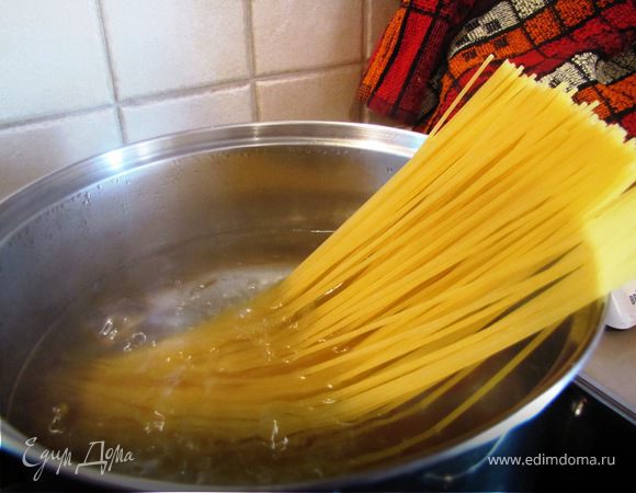 Пока "а ля чевапчичи" жарятся, отвариваем спагетти