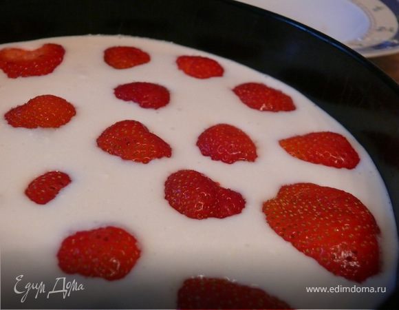 заливаем творожной массой бисквит и раскладываем клубничку.