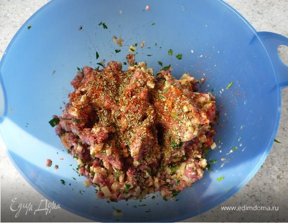 Замочить хлеб в воде, отжать, размельчить и вместе с фаршем положить в миску. 4 кусочка сыра мелко порезать, с луком, чесноком, петрушкой, яйцами добавить к фаршу, хорошо перемешать. 
Приправить солью, перцем, паприкой, майораном. Сформировать 8 биточков.