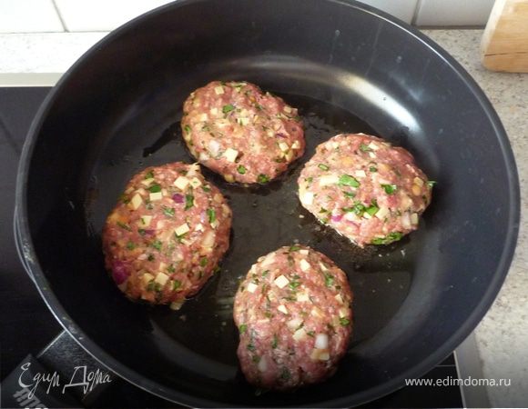 Разогреть духовку до 220°C. Обжарить биточки в горячем масле с двух сторон в течение 12 мин. 