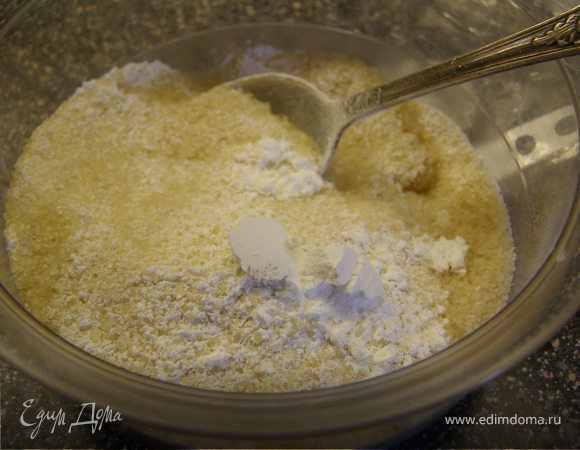 Крахмал и сахар перемешать в отдельной миске.