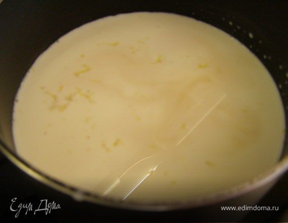 Молоко с цедрой лимона и ванилью поставить на огонь. До кипения не доводить.