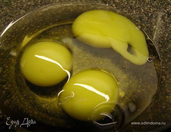 Яйца взбить до пышности. Это займёт минут 5, не меньше.