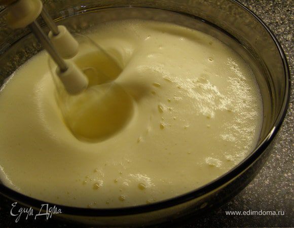 Не переставая взбивать, добавляем лимонный сок.