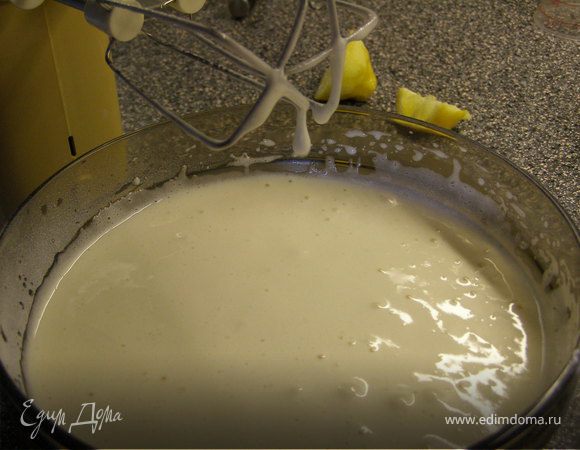 По одной ложке вводим крахмал с сахаром в яичную массу. Тщательно взбиваем ещё минуты 3.