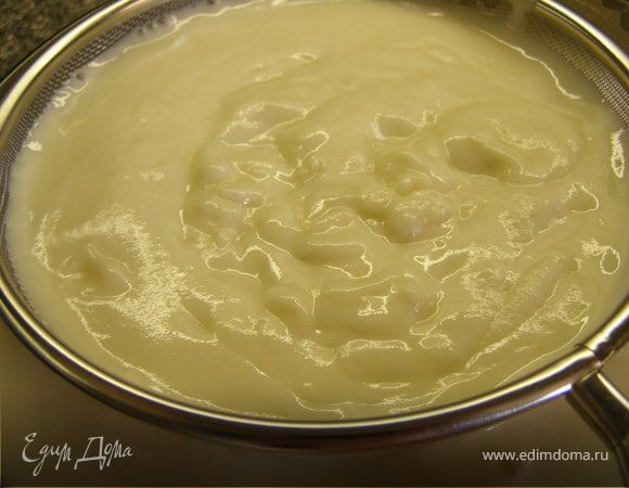 Выливаем яичную смесь в горячее молоко. Непрерывно помешивая, варим крем до загустения на среднем огне минут 5. Я решила готовый крем протереть через сито, чтобы избавиться от комочков.