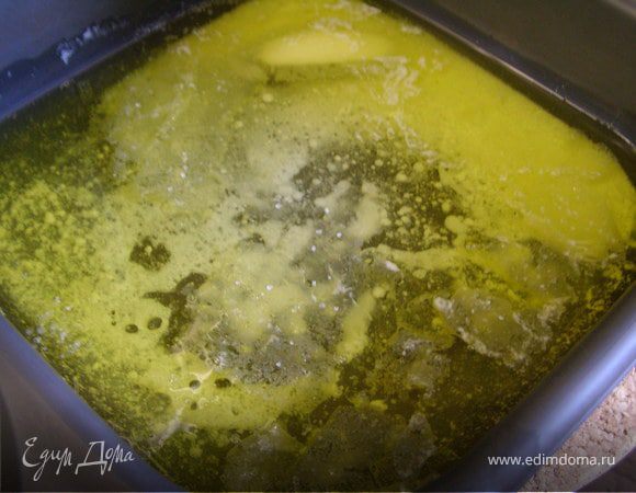 За это время масло растопилось. Добавим соль.