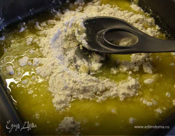 Вводим по ложке муку и замещиваем тесто. 