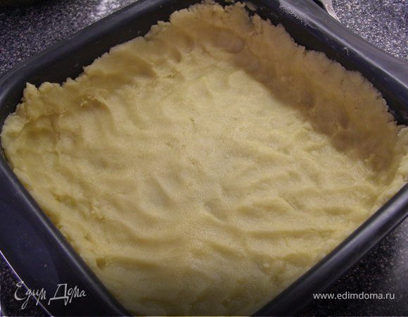 Муки нужно столько, чтобы была возможность сформировать из теста корж. Ставим его в духовку минут на 10, чтобы он пропёкся.