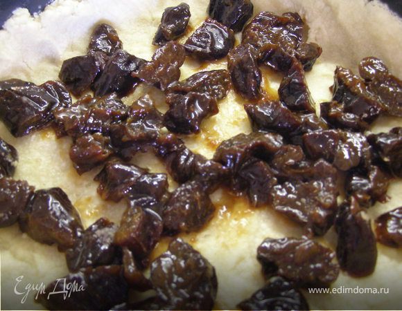 На готовый корж выкладываем чернослив.