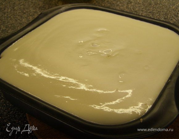 Затем выливаем заварной крем. И ставим форму в духовку на 45 минут при тех же 200 градусах.