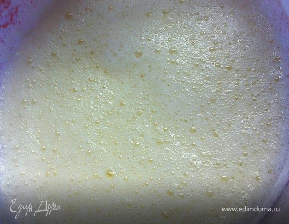 Аккуратно ввести в сливочно-желтковую массу белки и йогурт, все хорошо перемешать. 